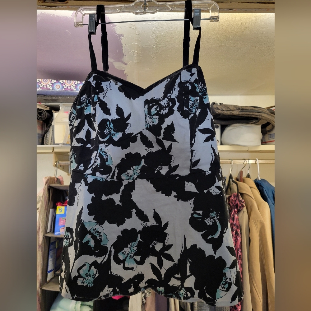 torrid Size 2- Black and White Floral Peplum Sleeveless Top with Teal Accents